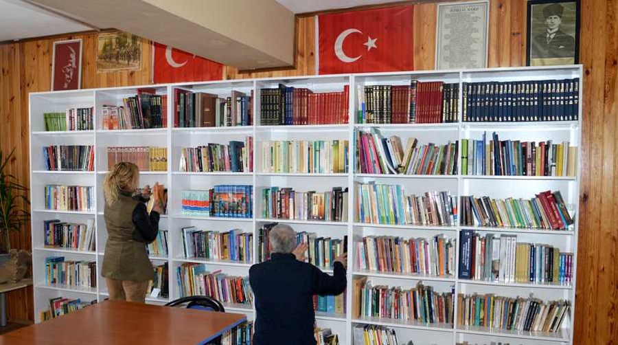 Caminin altını kütüphaneye çevirdi