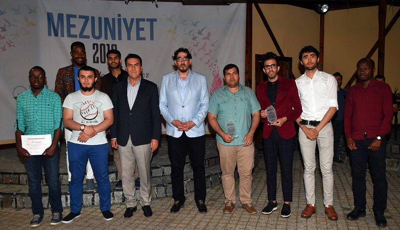 Başkan Dündar’dan uluslararası öğrencilere sertifika