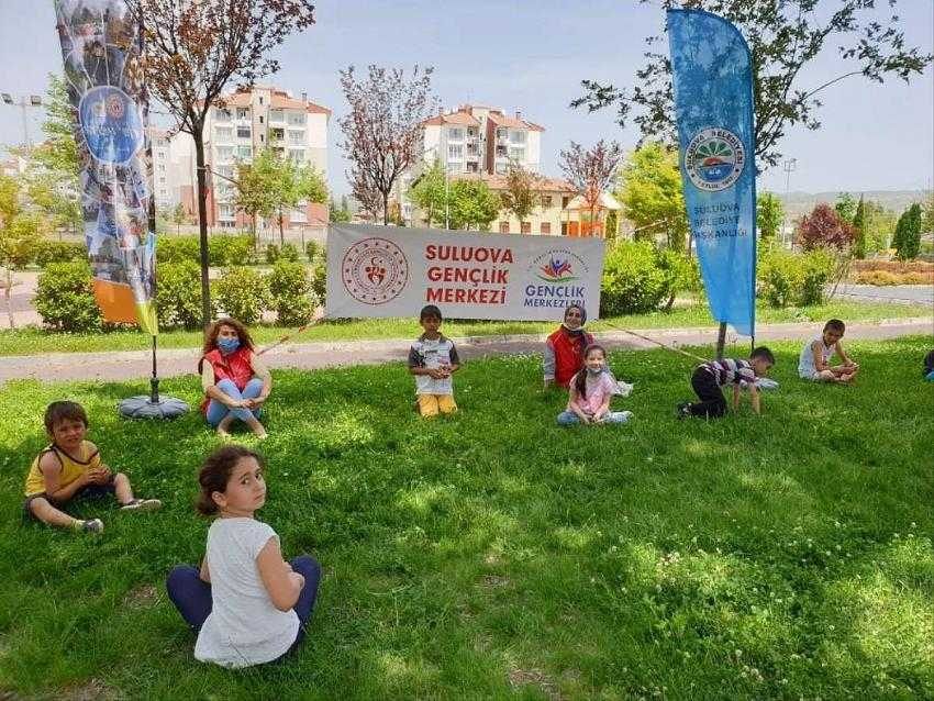 Gençlik liderlerinden çocuklara sosyal mesafeli müzikli etkinlik