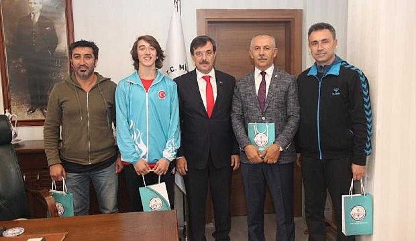 Milli Eğitim Müdürü Dülger, birinci olan öğrenciyi ödüllendirdi