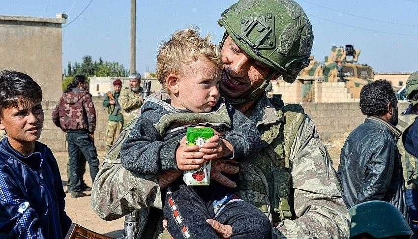 Mehmetçik, şefkat elini uzatmaya devam ediyor...