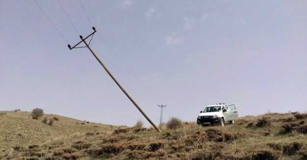 TIR, direğe çarptı mahallede elektrik kesildi