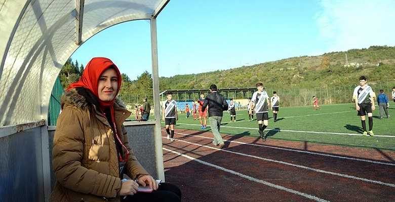 Eşine desteği tribünden değil kulübeden veriyor