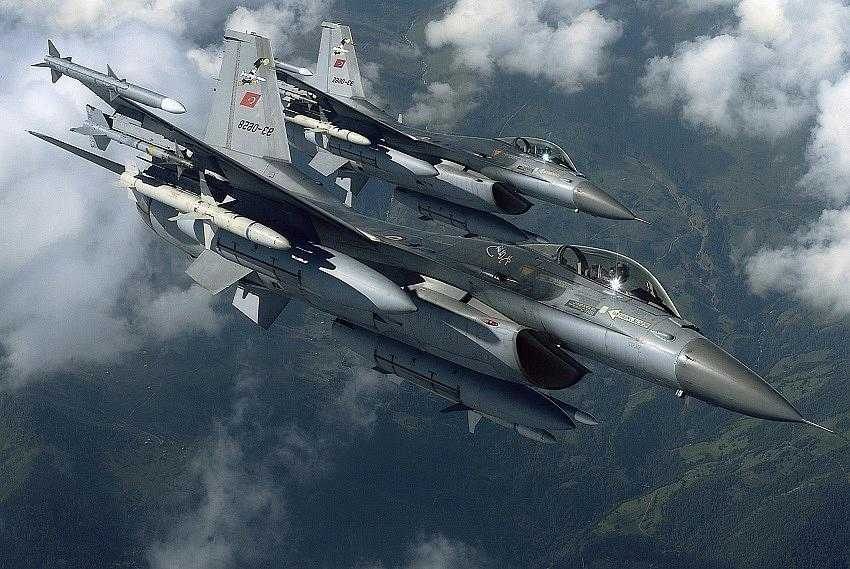 İki F-16 ile Suriye hava sahasında uçuş görevi...