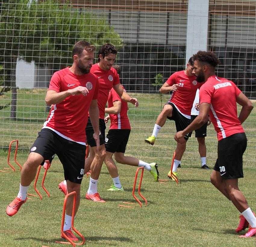 Antalyaspor, PCR ve antikor testinden geçti