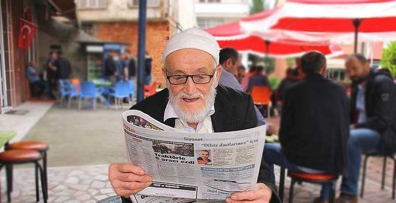Gazete okuyabilmek için yaklaşık 8 kilometre yol katediyor