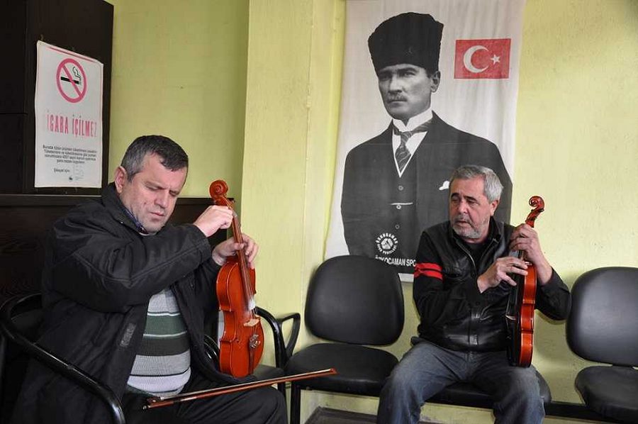 Görememesi keman çalmasına ve neşesine engel olamadı