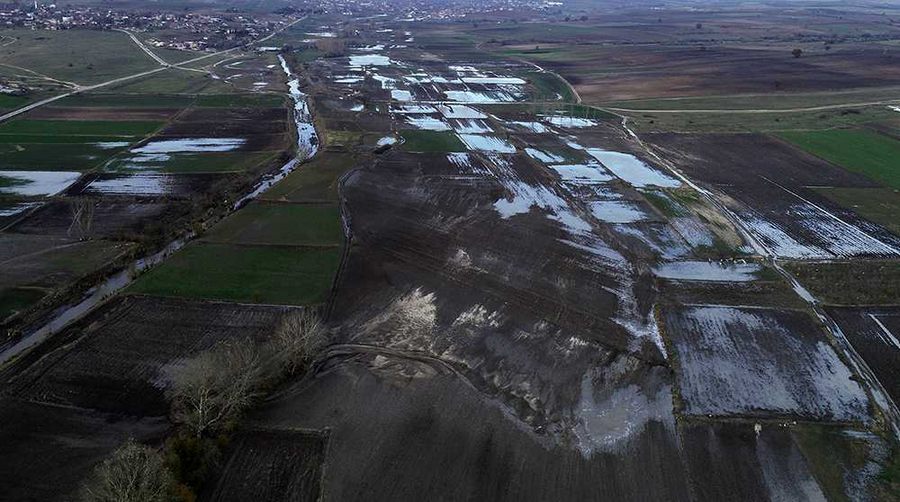 Yüzlerce dönüm tarım arazisi su altında kaldı...