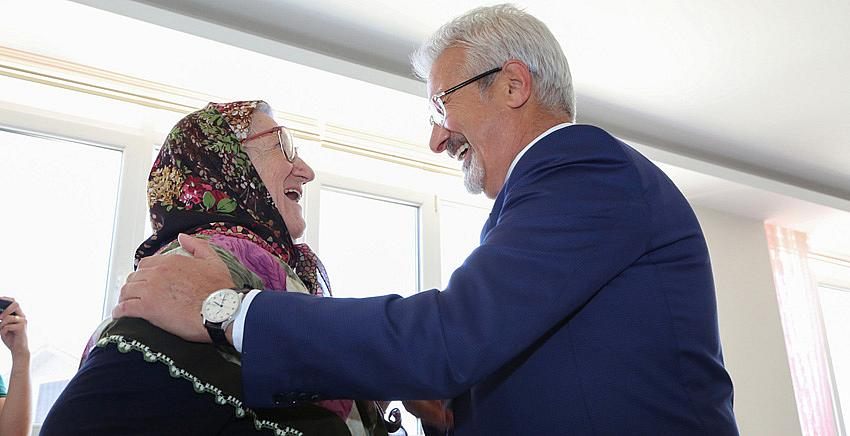 Başkan Erdem önce huzurevi sakinleriyle bayramlaştı 