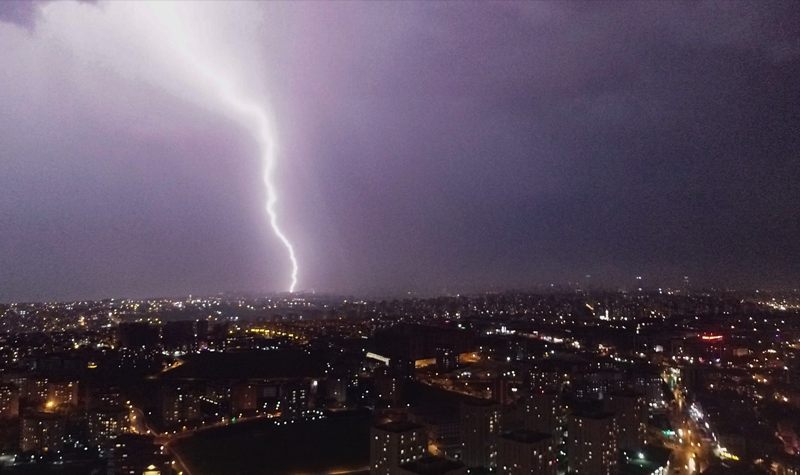 İstanbul’da geceyi şimşekler aydınlattı