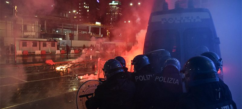 İtalya’da kısıtlamalar protesto edildi: 12 gözaltı