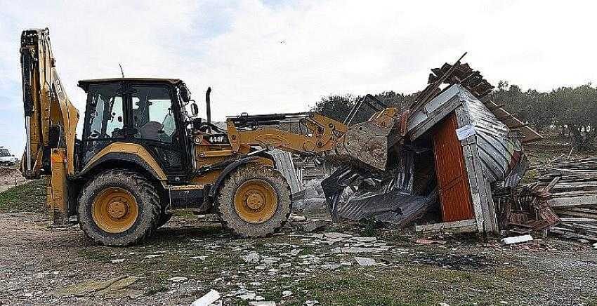 Kaçak ahırlar yıkıldı
