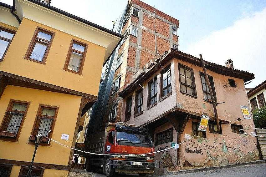 Kaçak 6 katlı bina balyozlarla yıkıldı