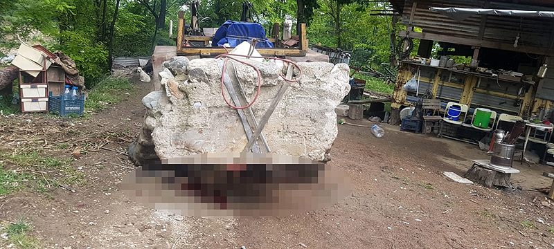 Kriko kırılınca traktörün altında kalarak can verdi
