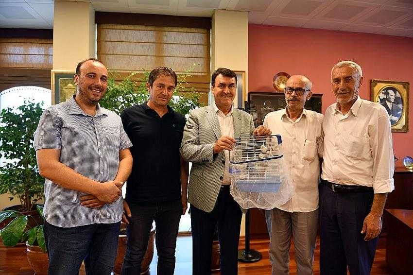 Başkan Dündar’a kanaryalı ziyaret