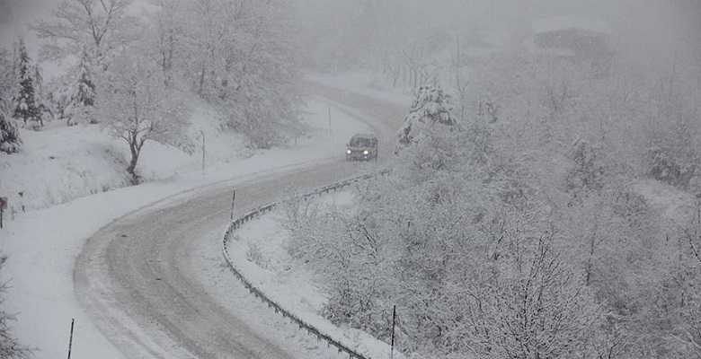 Kar ve tipi nedeniyle 40 yol ulaşıma kapandı