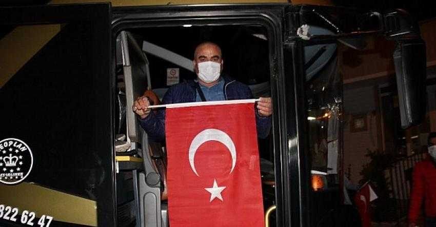 Karantinası biten Türk vatandaşları sabah ezanıyla yolcu edildi