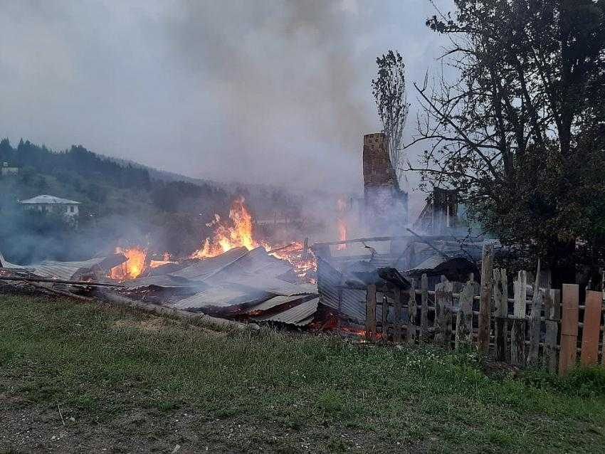 Kastamonu’da yıldırım düşen ev kül oldu