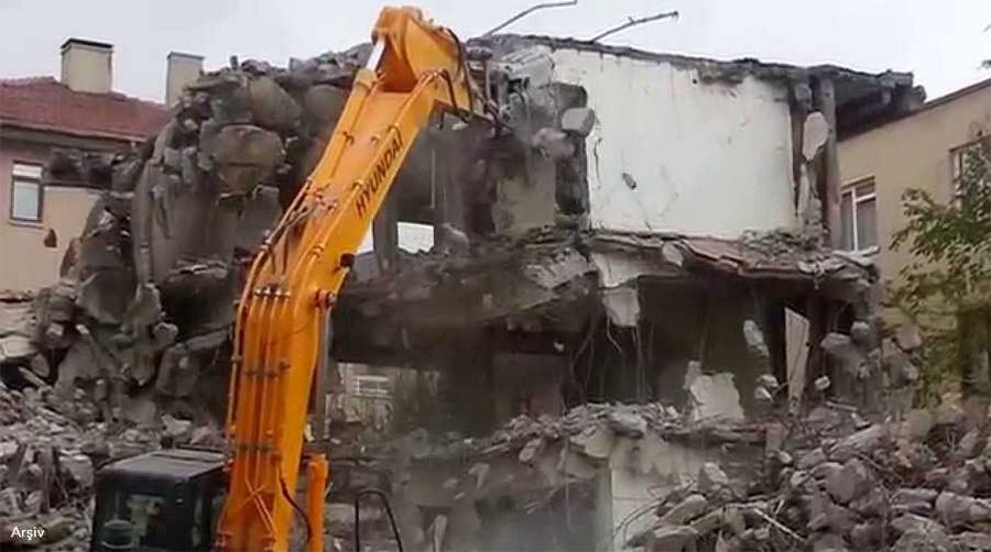 Devrilen iş makinesinin altında kalan kepçe operatörü öldü