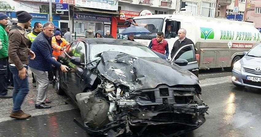 Midibüs ile otomobil çarpıştı: 7 yaralı