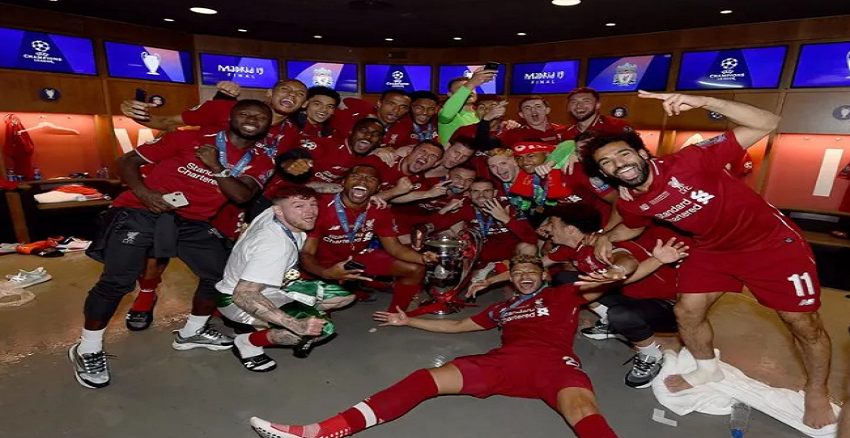 Liverpool soyunma odasında şampiyonluk coşkusu