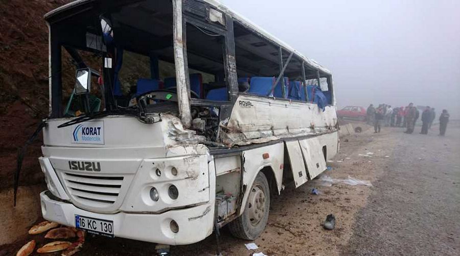 Maden işçilerini taşıyan servis aracı ile TIR çarpıştı: 2 ölü, 18 yaralı