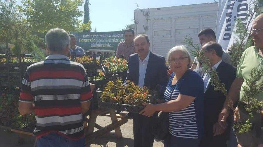 Mezarlık ziyaretçilerine ücretsiz fidan ve çiçek