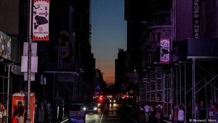 New York  karanlığa gömüldü