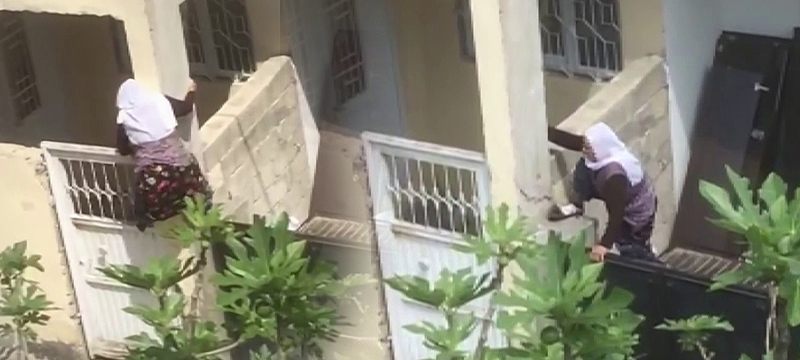 Evde kalmaktan sıkılan 75