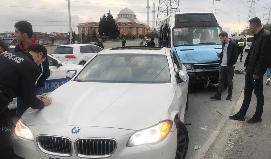 Otomobil ile minibüs çarpıştı: 8 yaralı