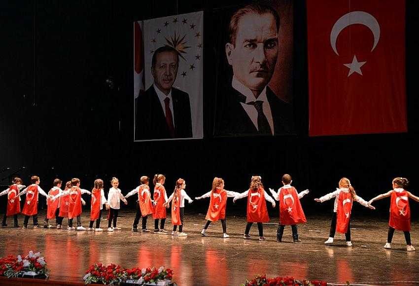 Özel gereksinimli çocukların semazen gösterisi ayakta alkışlandı