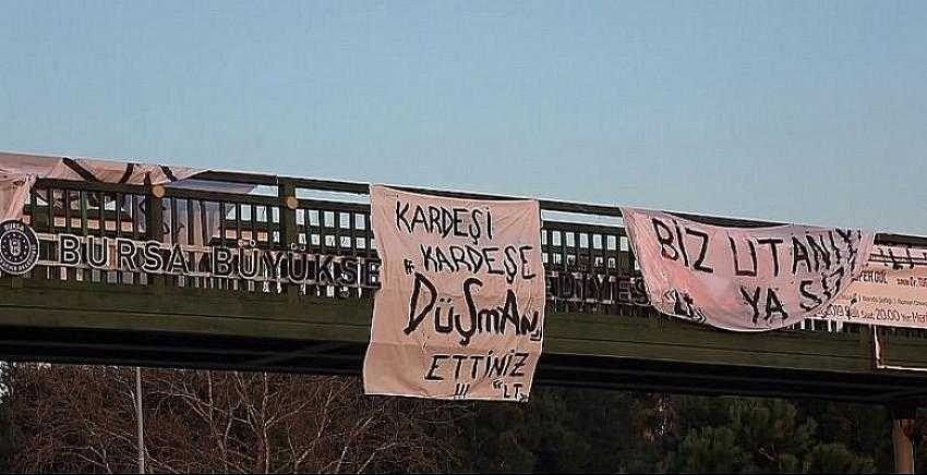 Bursaspor taraftarından yönetime pankartlı protesto
