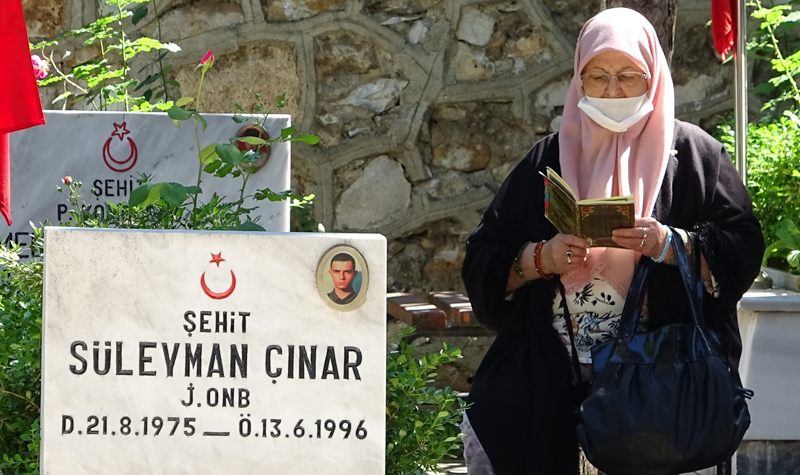 Şehitlikte hüzünlü bayram