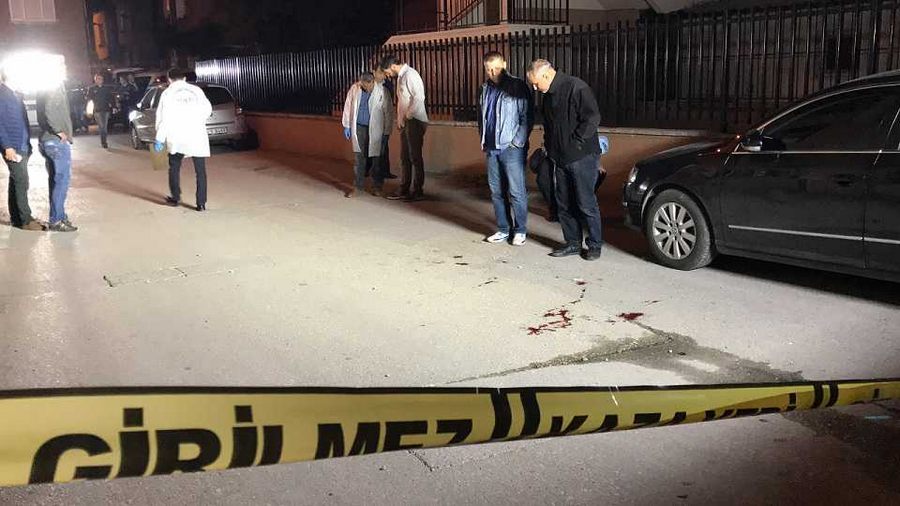 Şüpheliyi yakalamaya çalışan polisin düşen silahı ateş aldı
