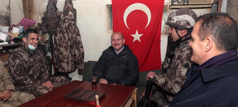 Bakan Soylu, üs bölgelerinde asker ve polisle bayramlaştı