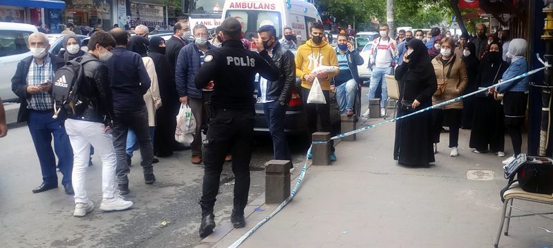 Şüpheli ölümü sosyal mesafesiz izlediler