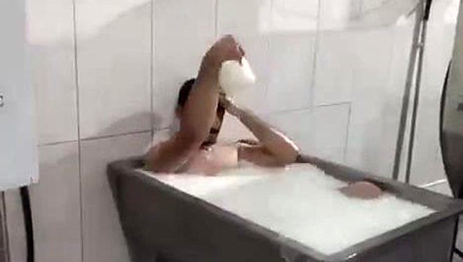 Süt toplama merkezinde süt banyosu yapan işçiler serbest