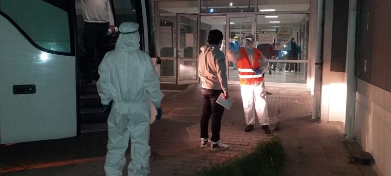 Karantina gemisindeki 35 Türk vatandaşı getirildi