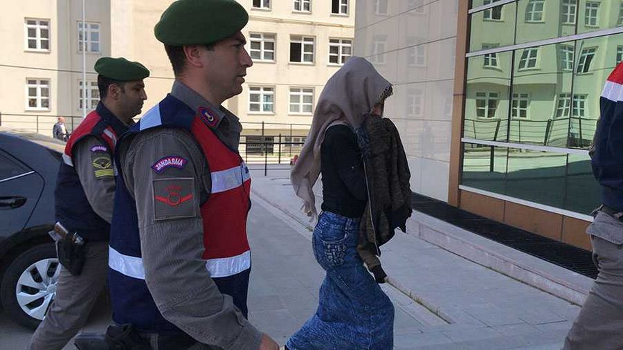 Oğluyla birlikte kocasını demir çubukla döverek öldürdü