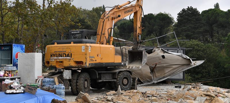 Uludağ yolundaki kaçak kafetarya yıkıldı