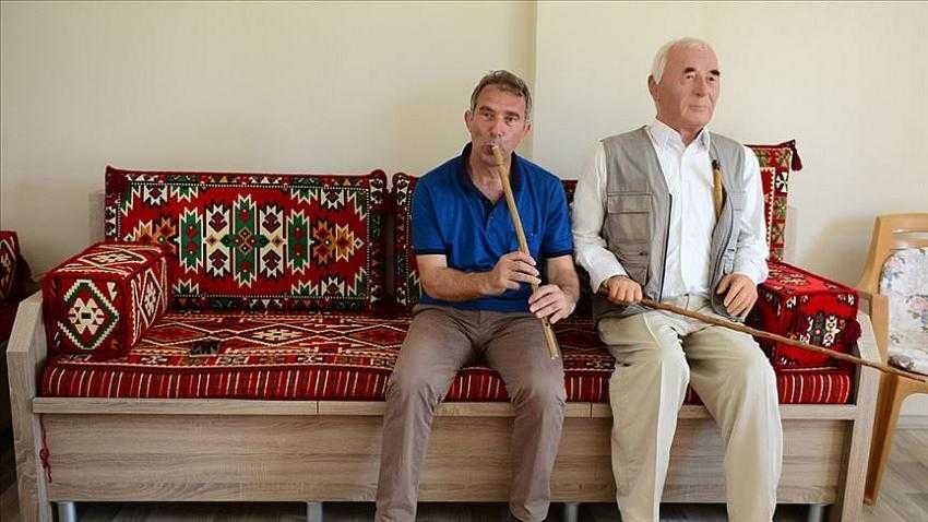 Vefat eden babasının balmumu heykelini evinde sergiliyor