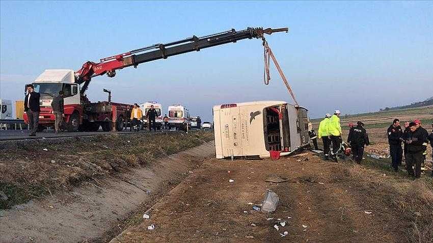 Yolcu otobüsü devrildi: 2 ölü, 22 yaralı