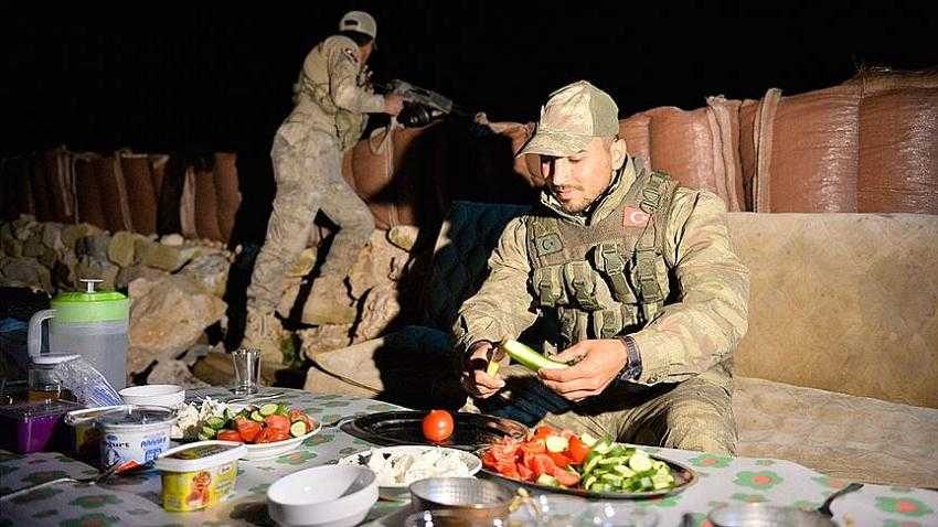 Vatan nöbetinde bin 100 rakımlı tepede ilk sahur
