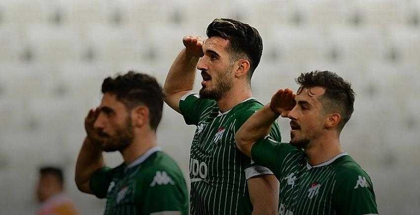 Maç öncesi, gol sonrası asker selamı...