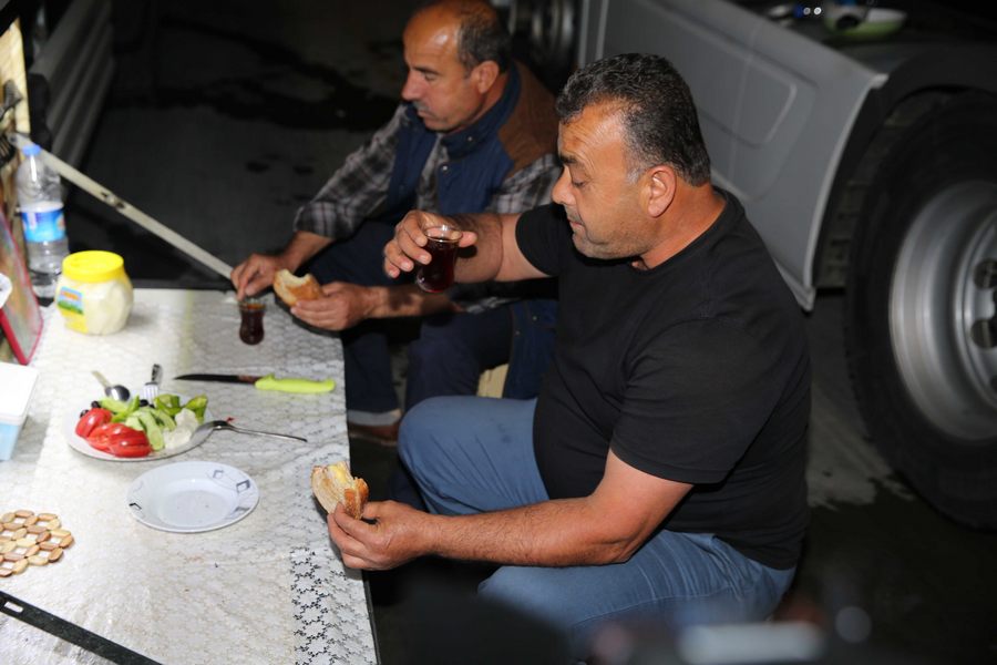 TIR kuyruğunda sahur yapıyorlar