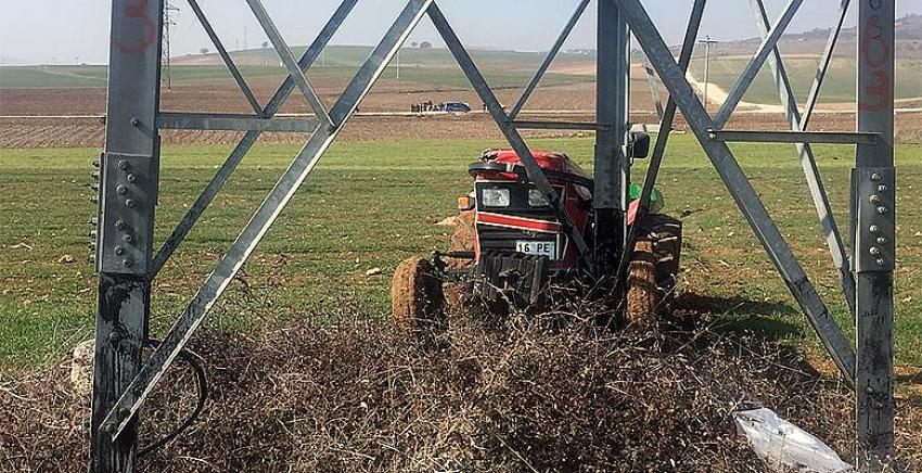 Gaz teli takılı kalan traktör sahibinin üzerinden geçti