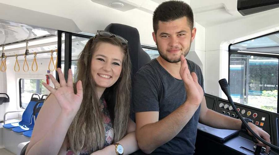 Vatmandan tramvayda sürpriz evlenme teklifi