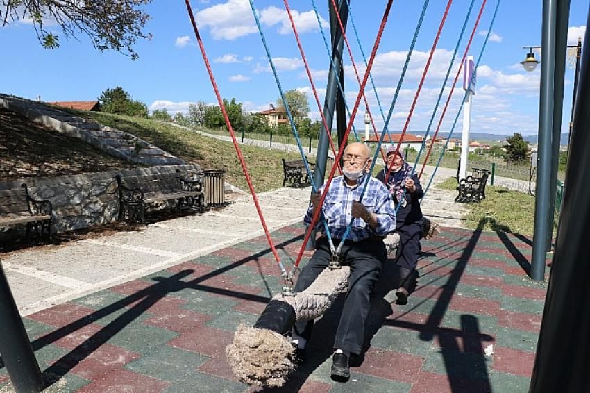 Yaşlı karı-koca parkta sallanarak eğlendi