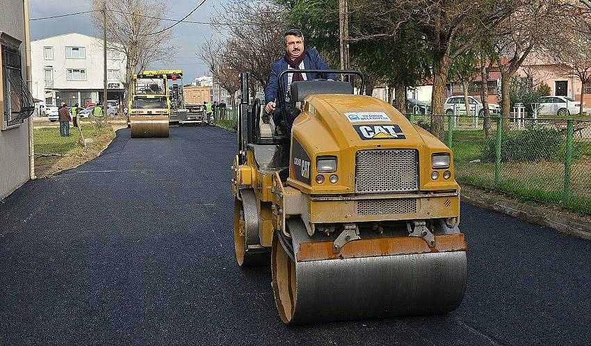 Başkan Yılmaz sahada! Yolu asfaltladı