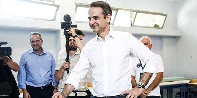 Yunanistan’da seçimin galibi Miçotakis
